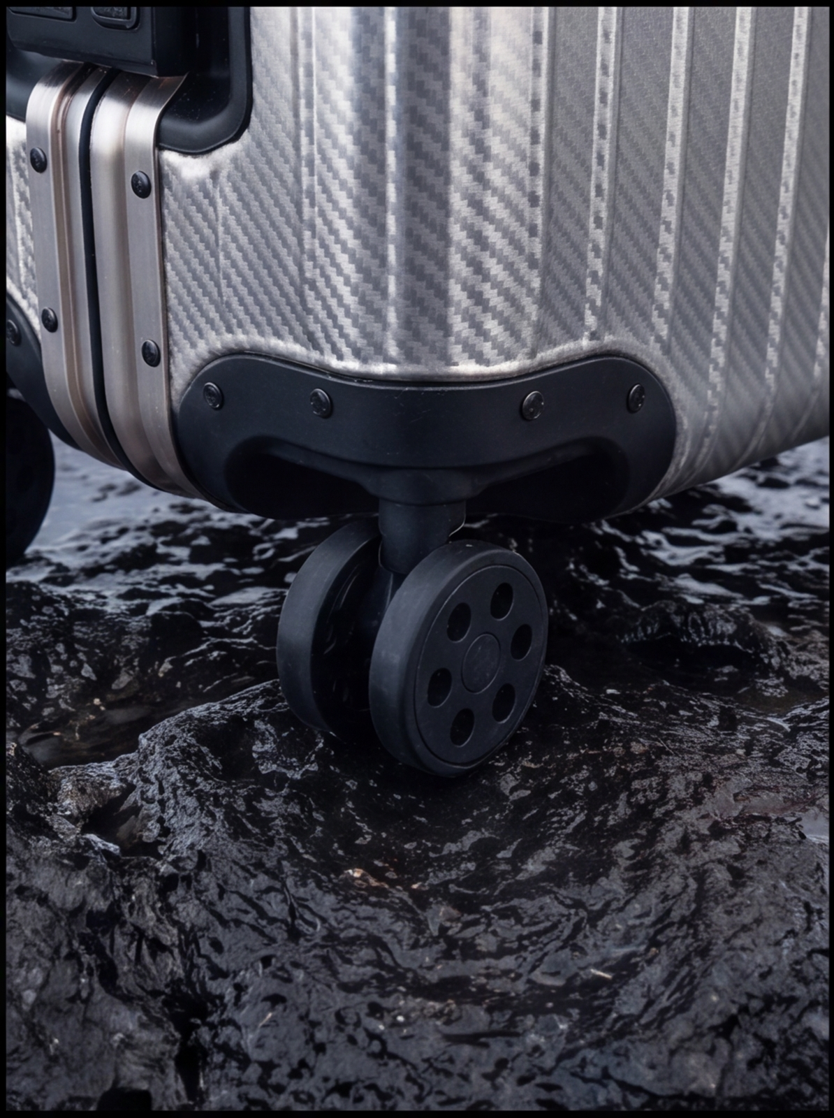 The Atlas Aluminium Luggage — Champagne
