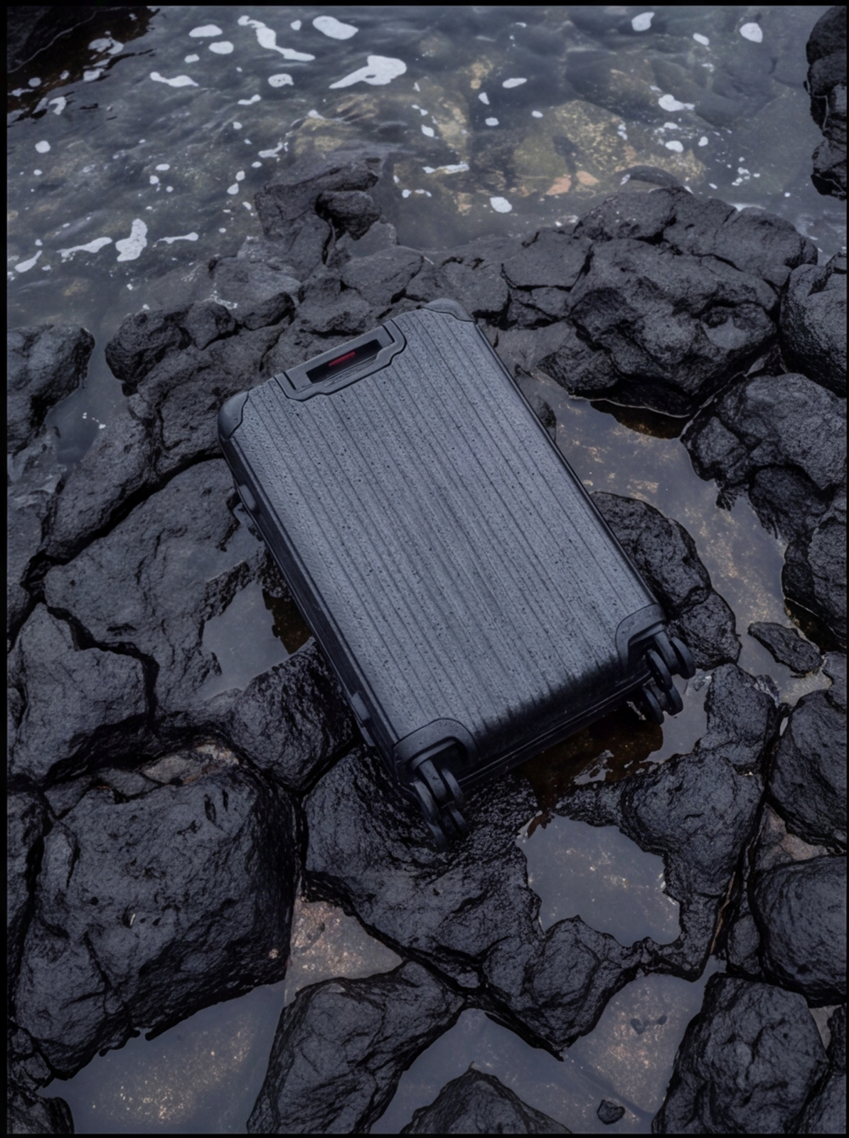 The Atlas Aluminium Luggage — Black